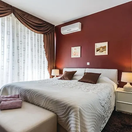 Three-bedroom Holiday In Vikendica
